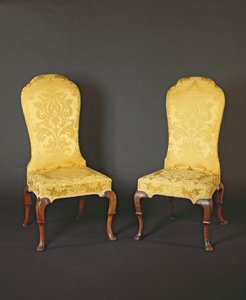 Et par Queen Anne høyryggede sidestoler, 1700-tallet av English School